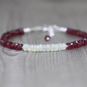 ♥️♥️NEW♥️♥️ PRETTY!! Faceted Garnet And Ethiopian Opal Bracelet
